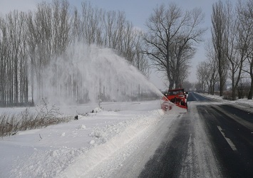 Több térségben is kifehéredhet szombatra a táj-a Magyar Közút megkezdte a megelőző sószórási munkákat
