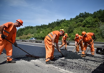 Az állami közúthálózat felújítási projektjeinek több mint felével már végeztek a kivitelezők- 490 kilométernyi úton még most is dolgoznak a szakemberek