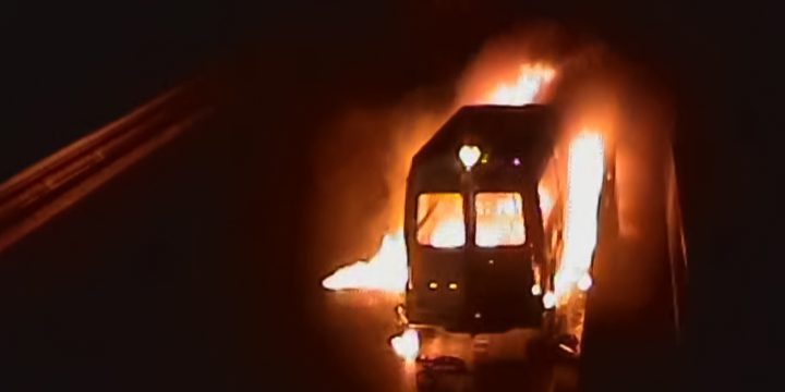 Videó: Így égett ki egy kisbusz vasárnap hajnalban a Kőröshegyi völgyhídon