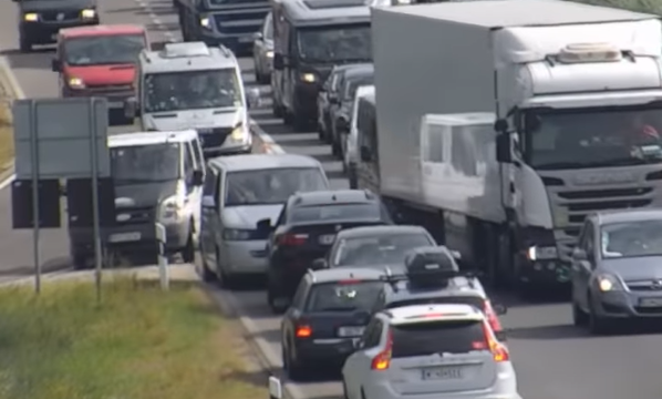 Videó – Tömeges szabályszegés – Több tucatnyian fordultak és tolattak vissza az autópályákon