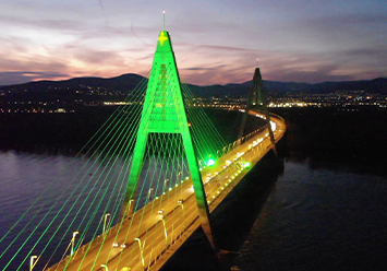 Nincs december Megyeri karácsonyfa nélkül-Vasárnaptól újra az ország legnagyobb karácsonyfáivá alakítja a Megyeri-híd pilonjait a Magyar Közút