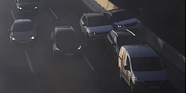 Videó – Büntetőfékezés miatt több autó balesetezett az M1-M7 bevezetőn