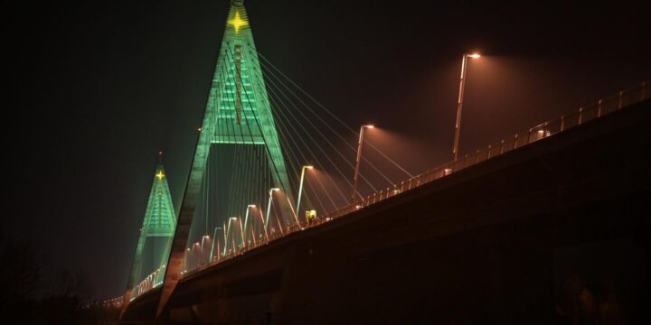 Friss fotók- Újra karácsonyfaként világít a Megyeri híd