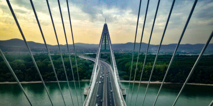 TikTok videóban mutatja meg kívülről-belülről a Megyeri-hidat a Magyar Közút