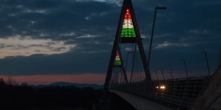 Március 15-e alkalmából idén először a Megyeri híd is nemzeti színekbe öltözik
